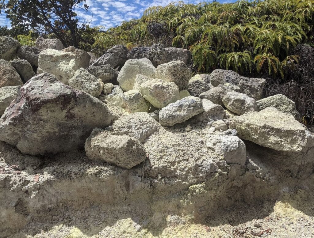 yellow rocks at Ha’akulamanu Sulphur Banks